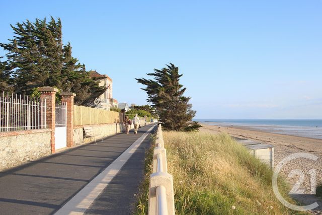 Afficher la photo en grand Appartement F4 à vendre - 4 pièces - 94,18 m2 - Jullouville - 50 - BASSE-NORMANDIE